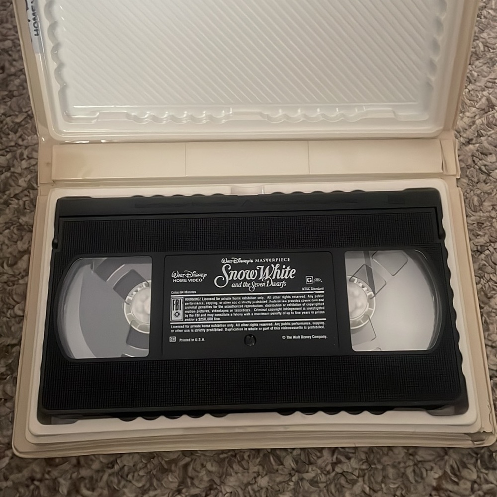 Snow White and the Seven Dwarfs VHS - Picture 2 of 4